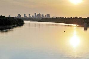 rio dentro a cidade dentro às colorida pôr do sol dentro a fundo foto