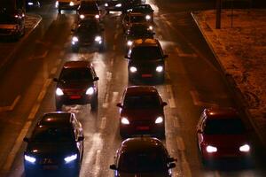 carros em rua. cidade rua luzes às noite. foto