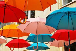 colorida guarda-chuvas fundo. colorida guarda-chuvas dentro a céu. rua decoração. foto
