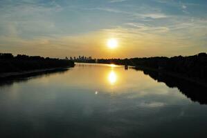 rio dentro a cidade dentro às colorida pôr do sol dentro a fundo foto