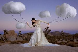 conceito abstrato de garota presa a nuvens representando fantasia foto