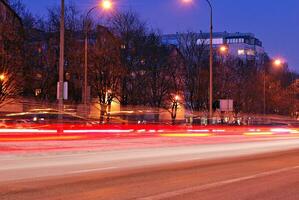 errante carro com borrão luz através cidade às noite foto
