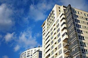 moderno e Novo apartamento prédio. de vários andares, moderno, Novo e à moda vivo quadra do apartamentos. foto