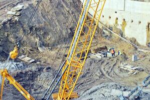 Alto subir construção debaixo construção. instalação do vidro fachada painéis em uma reforçado concreto estrutura. foto