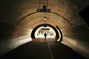 túnel conduzindo a partir de a trem estação. foto
