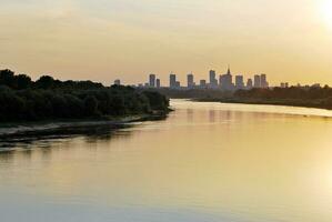 rio dentro a cidade dentro às colorida pôr do sol dentro a fundo foto