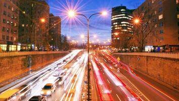 luz listras e vestígios do movimento dentro a cidade foto