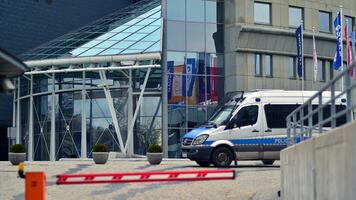 Varsóvia, Polônia. 29 dezembro 2023. polícia carro estacionado lado de fora frente do tvp prédio. foto