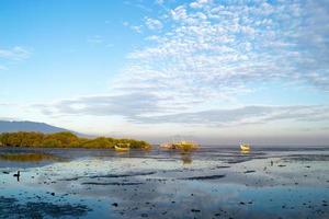 verão, vista matinal em uma bela praia foto