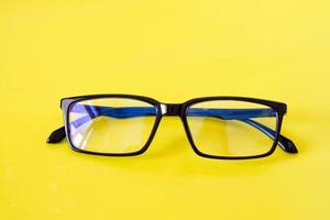 foto do close up de óculos legais em um fundo amarelo