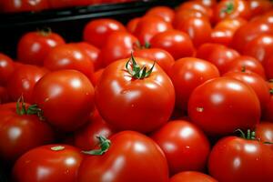 ai gerado vibrante tomates ordenadamente arranjado dentro uma loja gaveta, fresco do mercado bondade foto