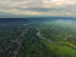 a beleza do a manhã panorama com nascer do sol dentro Indonésia Vila foto