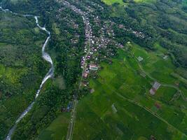 a beleza do a manhã panorama com nascer do sol dentro Indonésia Vila foto