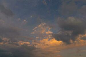 a beleza do a nebuloso manhã panorama com nascer do sol e arroz Campos dentro bengkulu foto