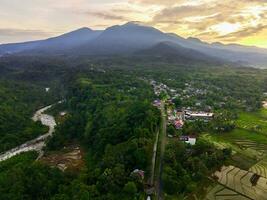 a beleza do a manhã panorama com nascer do sol dentro Indonésia Vila foto