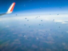 tiro do a flocos de neve em a janela do a avião. aviação foto