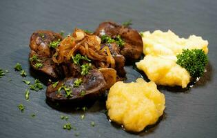 fresco frango fígado com assado cebolas e amassado batatas foto