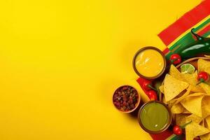 ai gerado mexicano Comida com tortilla salgadinhos e salsa em amarelo fundo foto