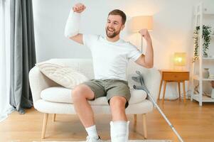 homem com múltiplo fisica membro e corpo lesões recupera depois de acidente. feliz cara tendo Diversão às casa foto