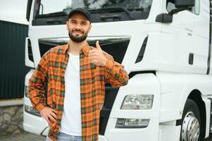 retrato do confiante caminhão motorista em estacionamento muito. cópia de espaço foto