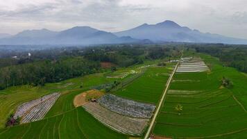 a beleza do a manhã panorama com nascer do sol dentro Indonésia Vila foto