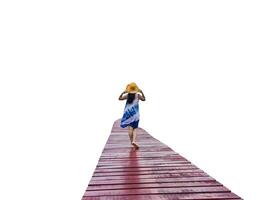 branco fundo imagem do mulher caminhando em vermelho de madeira ponte foto