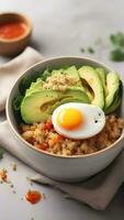 ai gerado Quinoa tigela, cozinhar Quinoa e topo isto com fatiado abacate, caçado ou frito ovos, e uma chuvisco do quente molho para uma cheio de proteína café da manhã, fundo imagem foto