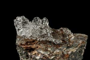 macro hialita mineral pedra em uma Preto fundo foto