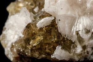 macro mineral pedra barita em fluorita em uma Preto fundo foto