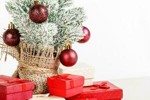 caixas de presente de árvore de natal com brinquedos em um fundo branco foto