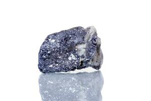 macro mineral pedra galena em uma branco fundo foto