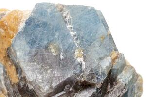 corindo de pedra mineral macro na rocha um fundo branco foto