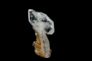 macro mineral pedra achatado cristal do Rocha cristal em uma Preto fundo foto