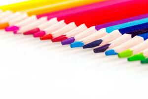 macro multicolorido lápis em uma branco fundo foto