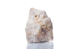 macro mineral pedra volastonita em uma branco fundo foto