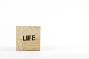 de madeira cubos com a inscrição vida em uma branco fundo foto