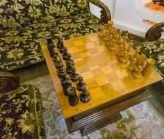 tiro do a vintage tabuleiro de xadrez com Preto e branco xadrez peças. conceito foto