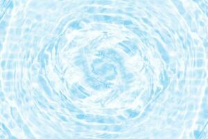 desfocar a textura de superfície de água calma de cor azul transparente turva com salpicos e bolhas. fundo de natureza abstrata na moda. ondas de água à luz do sol com espaço de cópia. aquarela azul brilhando foto
