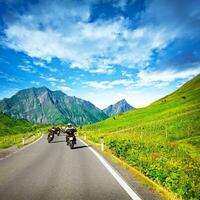 motociclistas em campo dentro montanhas foto