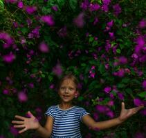 pequeno menina entre lindo flores foto