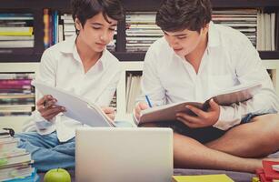 dois estudantes dentro a biblioteca foto