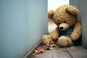 ai gerado sincero emoção sozinho e desapontado, criança Urso de pelúcia Urso contra parede foto