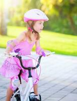 pequeno menina em bicicleta foto