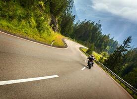 motociclista dentro austríaco montanhas foto