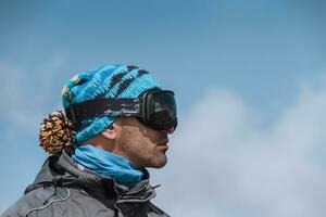 homem esquiador desfrutando inverno Visão foto