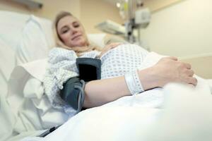 grávida mulher dentro a hospital foto