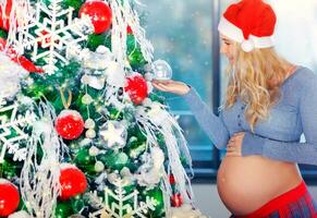 fofa grávida mulher enfeites Natal árvore foto