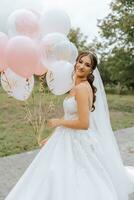 lindo noiva com uma elegante Casamento Penteado, Casamento nu inventar. fechar acima retrato do jovem linda noiva, posando dentro quarto dentro a Casamento manhã. Alto qualidade foto