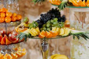 fruta bar. mesa com frutas, bananas, uvas. laranja e abacaxi. lindo mesa contexto, fruta em stands, seletivo foco foto