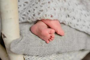 pernas menina recém-nascida de oito dias de idade em uma roupa linda que dorme fofa foto